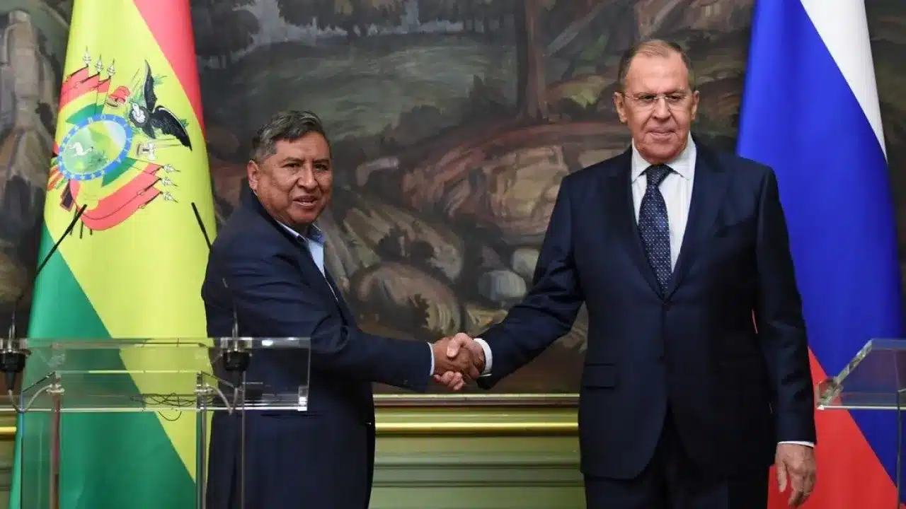 Bolivian Foreign Minister Rogelio Mayta (left) and Russian Foreign Minister Sergey Lavrov (right) shake hands during the latter's visit to Bolivia in April 2023. Photo: Foreign Affairs Ministry of Bolivia.