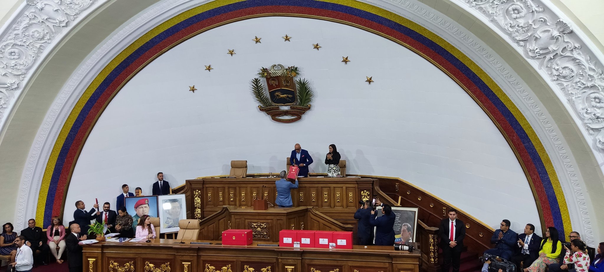 President of the Electoral Nominations Committee Deputy Giusseppe Alessandrello hands in the list of eligible candidates for CNE rectors to National Assembly President Jorge Rodríguez. Photo: X/@Asamblea_Ven.