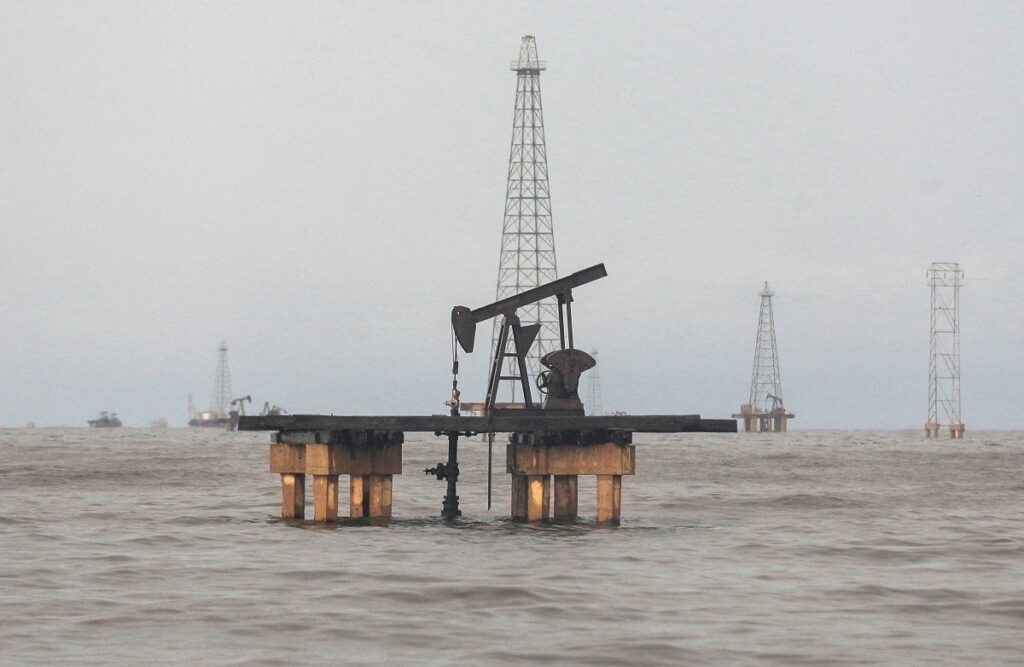 An oil rig in Lake Maracaibo, Venezuela. Photo: Reuters/Isaac Urrutia.
