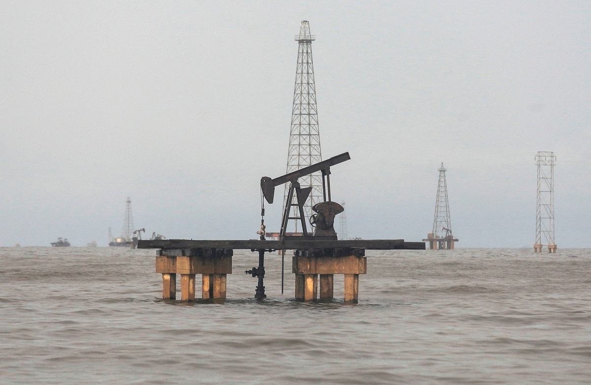An oil rig in Lake Maracaibo, Venezuela. Photo: Reuters/Isaac Urrutia.
