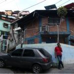 A passerby in the 5 de Marzo Commune in Caracas stands in front of a Barrio Adentro ("Inside the Neighborhood") clinic, a government-created and funded mission that provides free primary health care in poor and working-class neighborhoods across the country. Photo: MROnline/File photo.