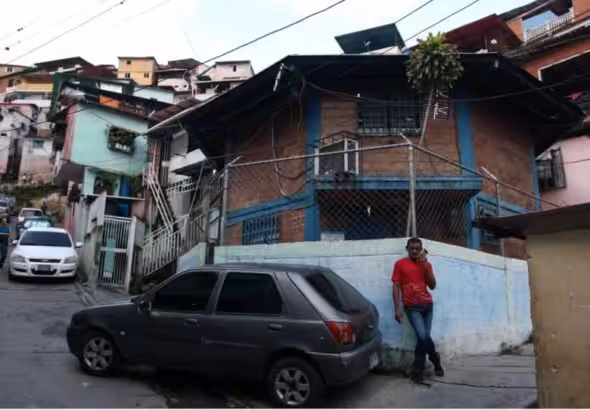 A passerby in the 5 de Marzo Commune in Caracas stands in front of a Barrio Adentro ("Inside the Neighborhood") clinic, a government-created and funded mission that provides free primary health care in poor and working-class neighborhoods across the country. Photo: MROnline/File photo.