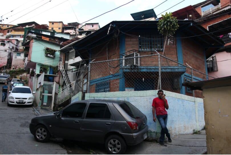 A passerby in the 5 de Marzo Commune in Caracas stands in front of a Barrio Adentro ("Inside the Neighborhood") clinic, a government-created and funded mission that provides free primary health care in poor and working-class neighborhoods across the country. Photo: MROnline/File photo.