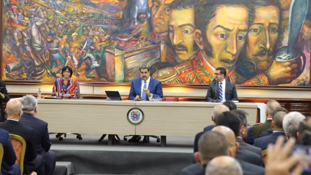 Venezuelan President Nicolás Maduro (center), accompanied by Vice President Delcy Rodríguez (left) and National Superintendent of Special Economic Zones Johann Álvarez Márquez, during the signing of the decrees activating SEZs. Photo: Presidential Press.