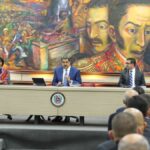 Venezuelan President Nicolás Maduro (center), accompanied by Vice President Delcy Rodríguez (left) and National Superintendent of Special Economic Zones Johann Álvarez Márquez, during the signing of the decrees activating SEZs. Photo: Presidential Press.