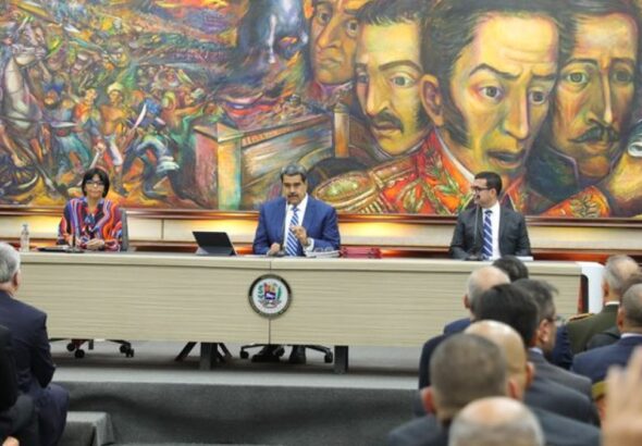 Venezuelan President Nicolás Maduro (center), accompanied by Vice President Delcy Rodríguez (left) and National Superintendent of Special Economic Zones Johann Álvarez Márquez, during the signing of the decrees activating SEZs. Photo: Presidential Press.