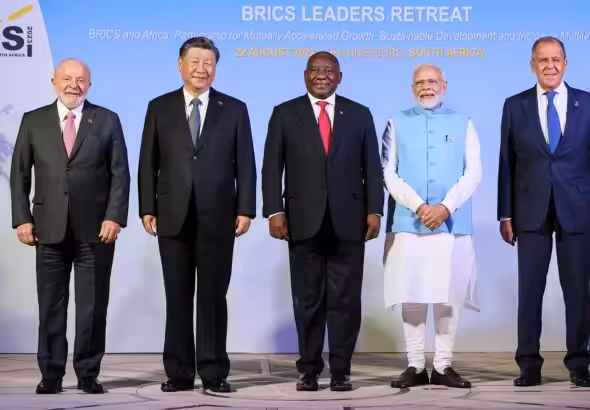 (From left) Brazilian President Lula da Silva, Chinese President Xi Jinping, South African President Cyril Ramaphosa, Indian Prime Minister Narendra Modi, and Russian Foreign Affairs Minister Sergey Lavrov at the 15th BRICS Summit in Johannesburg, South Africa. Photo: AFP.