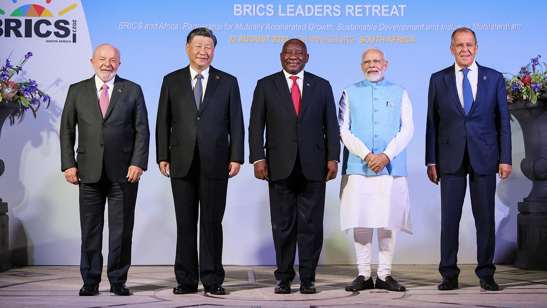 (From left) Brazilian President Lula da Silva, Chinese President Xi Jinping, South African President Cyril Ramaphosa, Indian Prime Minister Narendra Modi, and Russian Foreign Affairs Minister Sergey Lavrov at the 15th BRICS Summit in Johannesburg, South Africa. Photo: AFP.