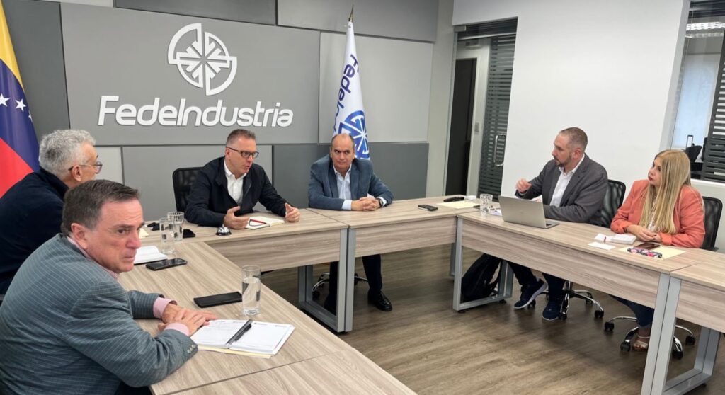 The president of the Venezuelan Federation of Industries, Orland Camacho (center) in a meeting. File photo.