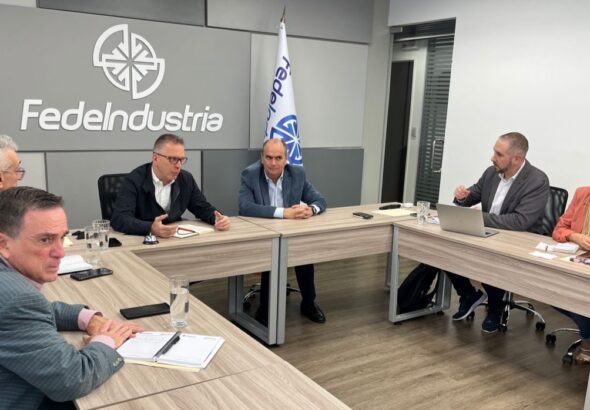 The president of the Venezuelan Federation of Industries, Orland Camacho (center) in a meeting. File photo.