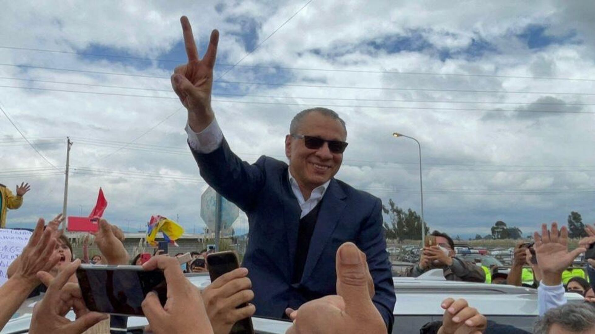Former Ecuadorian Vice President Jorge Glas waving the victory sign. Photo: EFE/File photo.