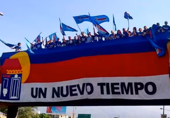 UNT members performing a street rally atop a bridge. Photo: Tal Cual/File photo.