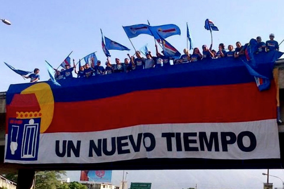 UNT members performing a street rally atop a bridge. Photo: Tal Cual/File photo.