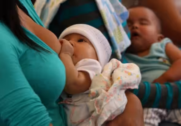 Venezuelan women breastfeeding their children. Photo: Correo del Orinoco/File photo.