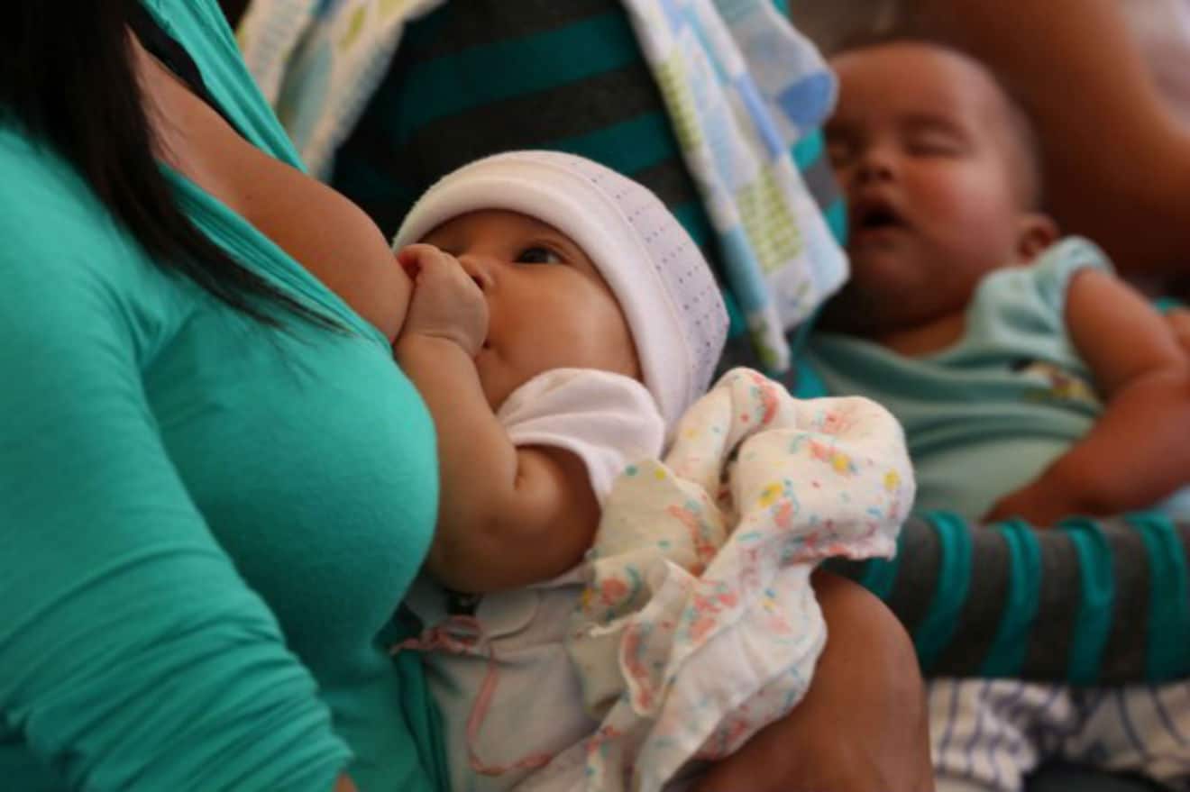 Venezuelan women breastfeeding their children. Photo: Correo del Orinoco/File photo.