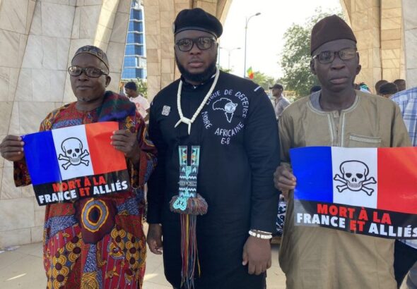 The African Black Defense League (LDNA) demonstrates in front of the Ministry of the Armed Forces and compares France to the Islamic State. She calls on “the African population and the diaspora to show their hostility towards the French army”. Photo: Peoples Democracy/File photo.