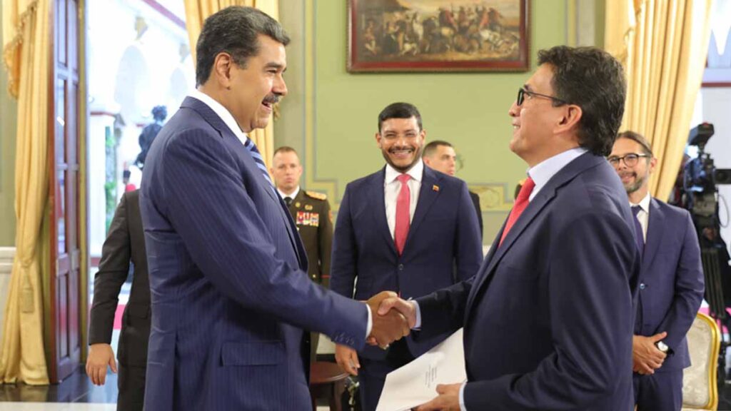Venezuelan President Nicolás Maduro shakes hands with the new Colombian ambassador Milton Rengifo at Miraflores Palace on Wednesday, August 16, 2023. Photo: Presidential Press.
