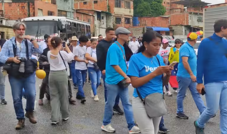 María Corina Machado supporters after a failed street rally in Petare, Miranda state, disrupted by Chavista activists. July 15, 2023. Photo: Cronica Uno.
