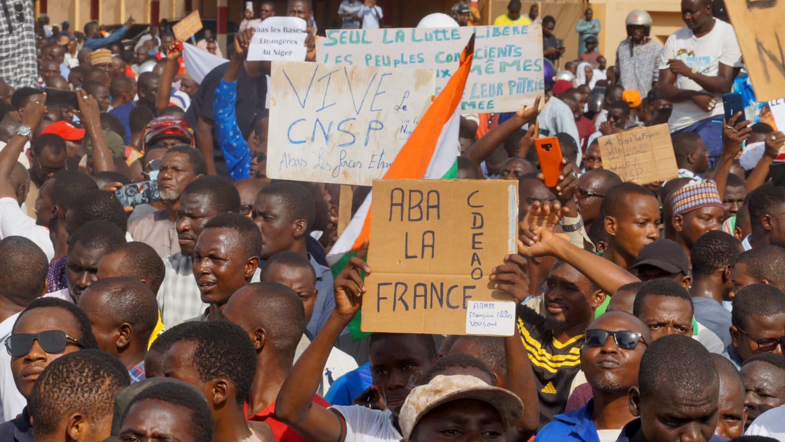 Protesters in Niger hold signs in support of the CNSP and against France. Photo: Peoples Dispatch/file photo.