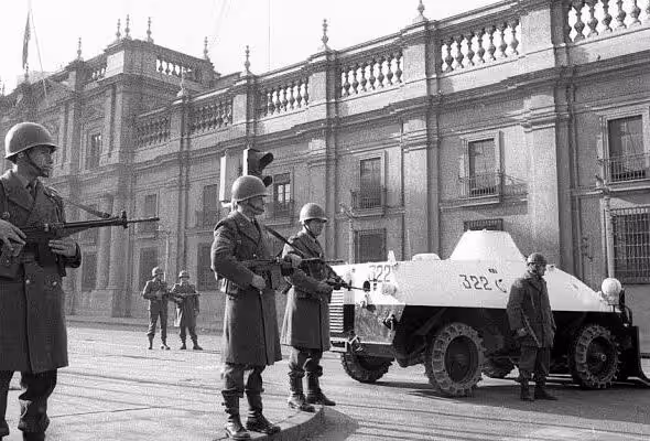 Chilean Troops Surround the Presidential Palace. Photo: BBC/File photo.