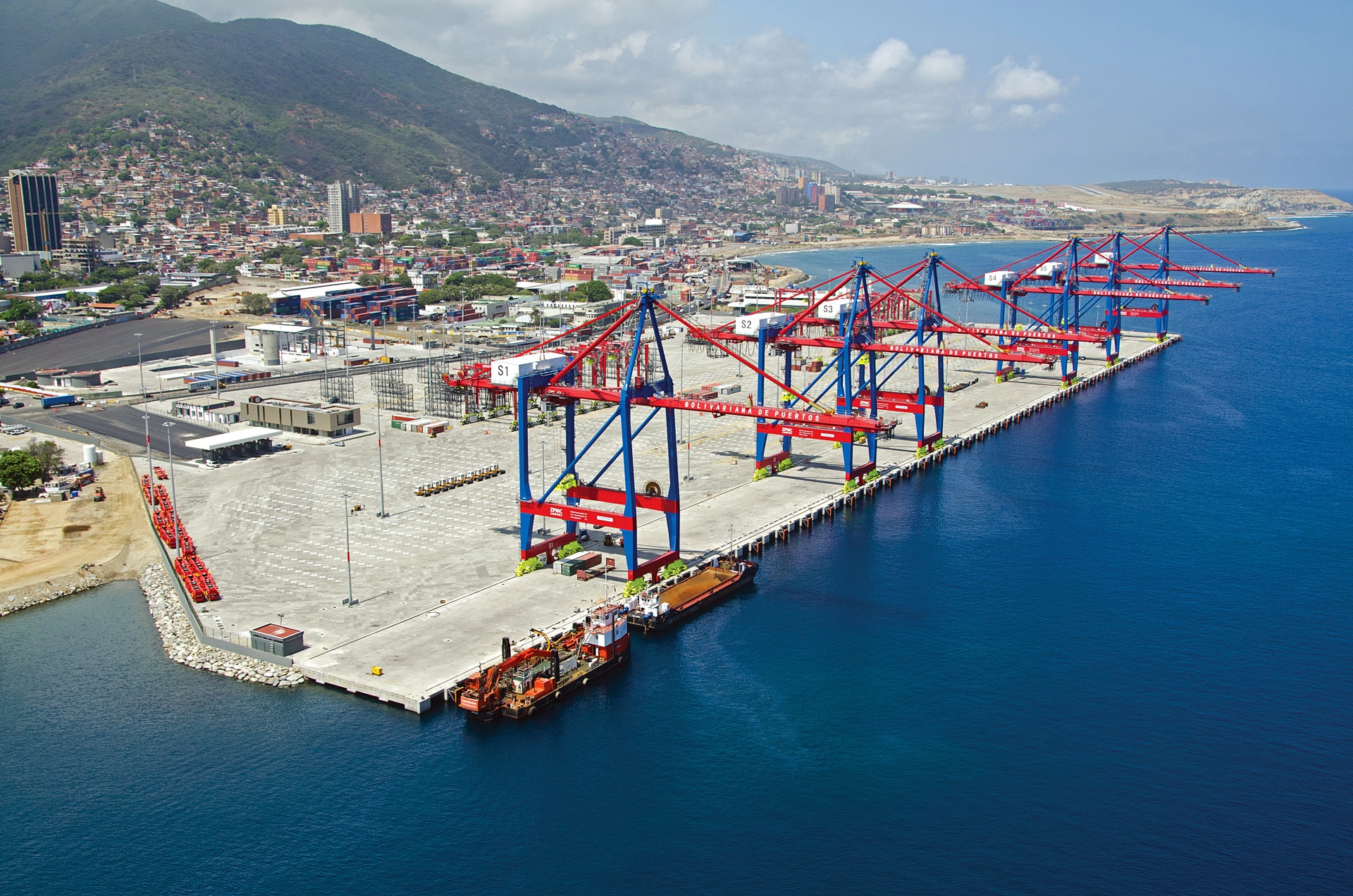 A view of Venezuela's La Guaira port, the largest and most active point of international trade in the country. Photo: Teixeira Duarte.