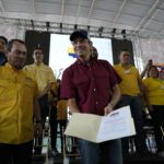 Justice First (PJ) party leader Henrique Capriles attending a party event, sharing a document identifying himself as the party's candidate for the opposition primaries. Photo: Ariana Cubillos/Associated Press/File photo.