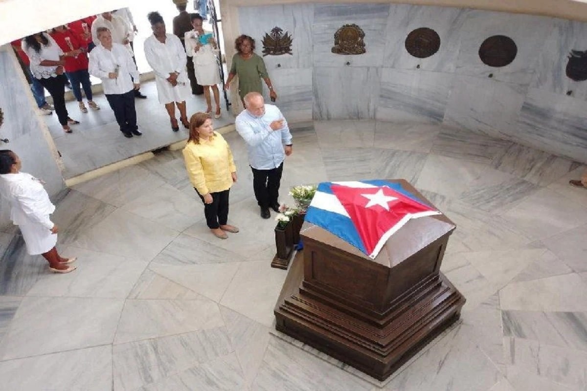 Venezuela's vice president of the PSUV, Diosdado Cabello, paying homage to the Cuban people at Fidel Castro's resting place. Photo: X/@PartidoPSUV.