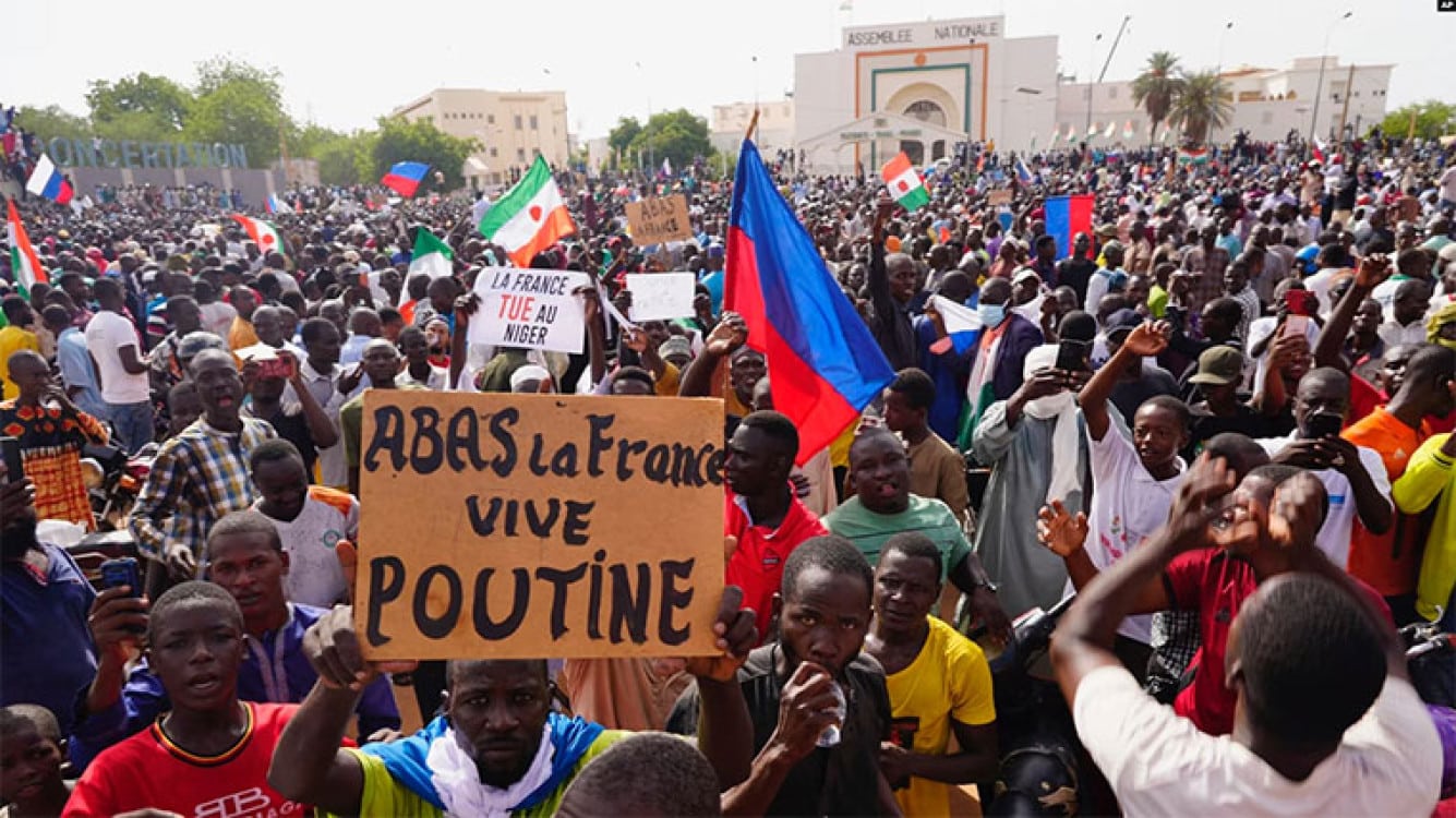 Protesters in favor of the military junta, some holding anti-France, pro-Russia signs, in Niamey, Niger, 3 August 2023. Photo: Sam Mednick/AP Photo.