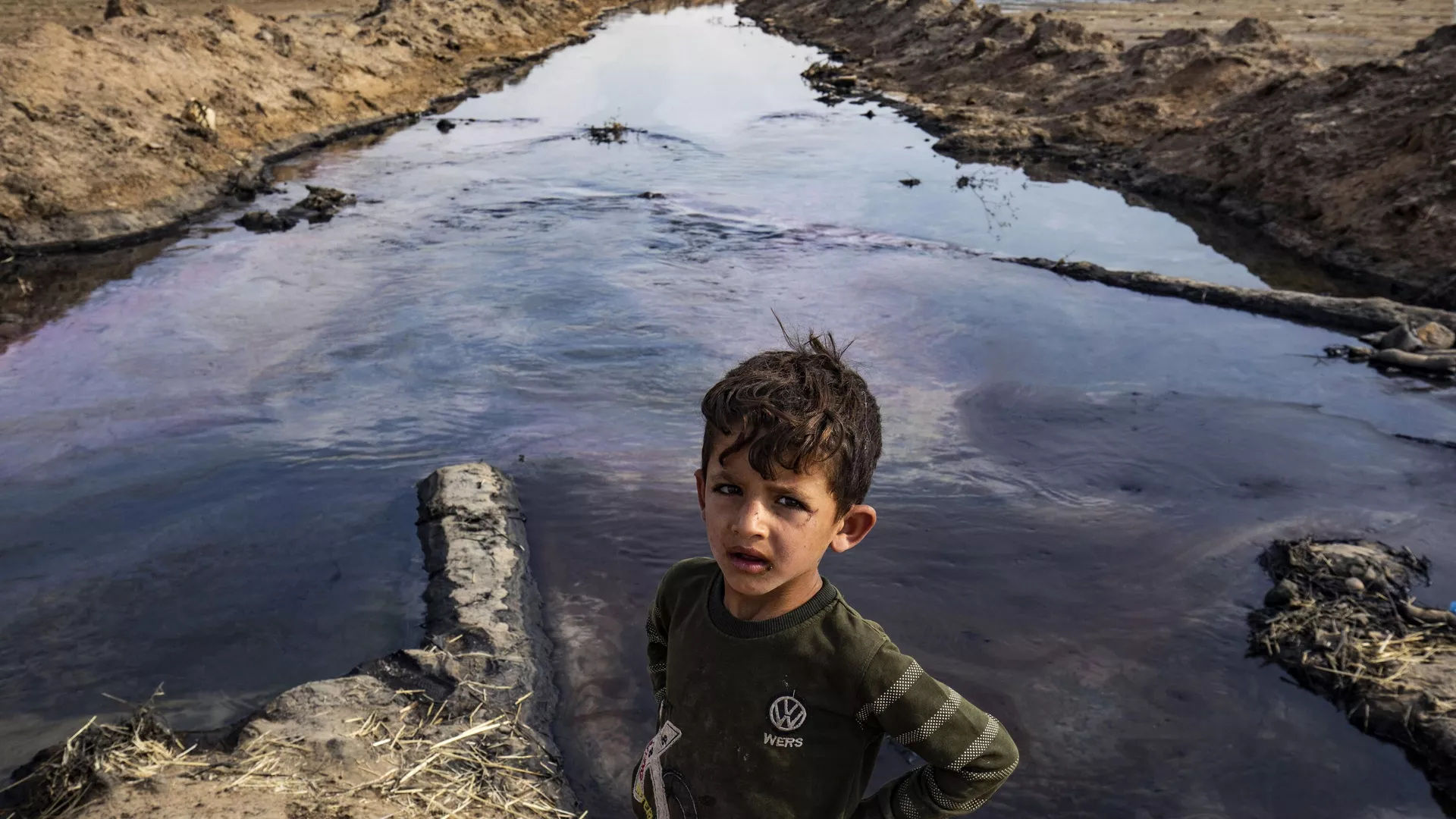 Syrian rivers polluted by oil and plastic waste, 2023. Photo: Delil Souleim/AFP.