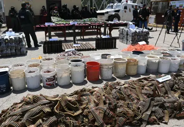 Part of the weapons arsenal seized by Venezuelan authorities after raiding Tocoron Prison on September 20, 2023. Photo: AFP.