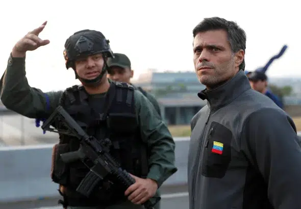 Far-right opposition politician Leopoldo López at the La Carlota air base (Caracas) being escorted by rebel military officers during the failed coup d'état organized by him and Juan Guaidó on April 30, 2019. Photo: Carlos Garcia Rawlins/Reuters.