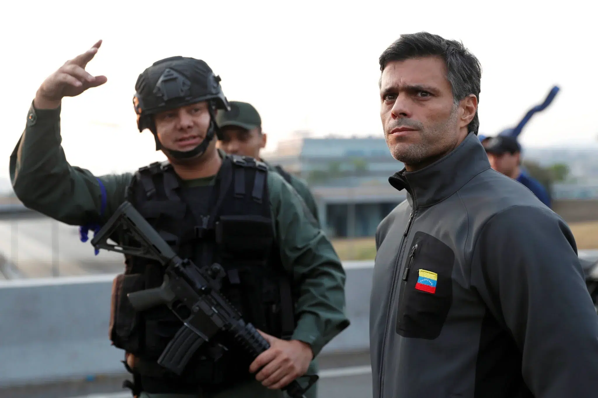 Far-right opposition politician Leopoldo López at the La Carlota air base (Caracas) being escorted by rebel military officers during the failed coup d'état organized by him and Juan Guaidó on April 30, 2019. Photo: Carlos Garcia Rawlins/Reuters.