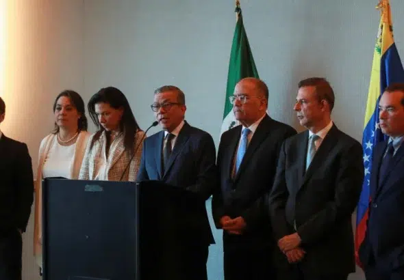The head of opposition delegation to the Mexico Talks, Gerardo Blyde Pérez, accompanied by other delegates, speaks to the media, in Mexico City, Mexico, on November 26, 2022. Photo: Henry Romero/Reuters/File photo.