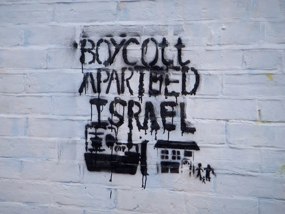 Mural of graffiti art saying 'Boycott Apartheid Israel.' Photo: Hembo Pagi/Creative Commons.