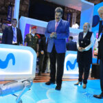 Venezuelan President Nicolás Maduro in a Movistal (formerly Telefonica) booth next to a telecom executive, watching a robotic dog exhibition during the FITELVEN Fair this Wednesday, September 27, 2023. Photo: Presidential Press.