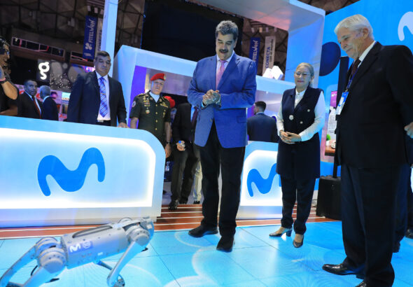 Venezuelan President Nicolás Maduro in a Movistal (formerly Telefonica) booth next to a telecom executive, watching a robotic dog exhibition during the FITELVEN Fair this Wednesday, September 27, 2023. Photo: Presidential Press.