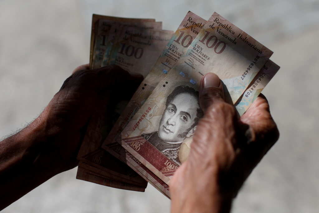 A handful of Venezuela bolívars. Photo: Reuters.
