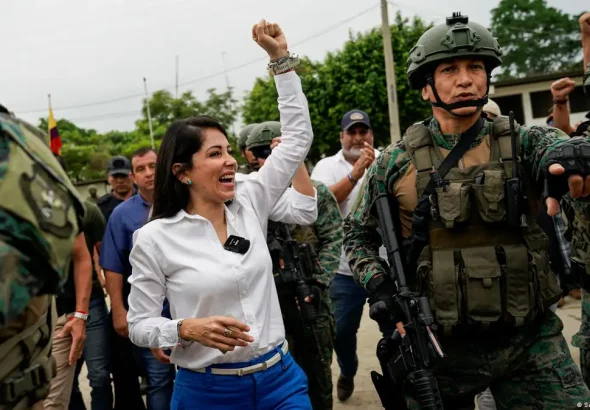 Luisa González, guarded by military personnel, after casting her vote in the first round of the Ecuadorian presidential race. Photo: Santiago Arcos/Reuters/File photo.