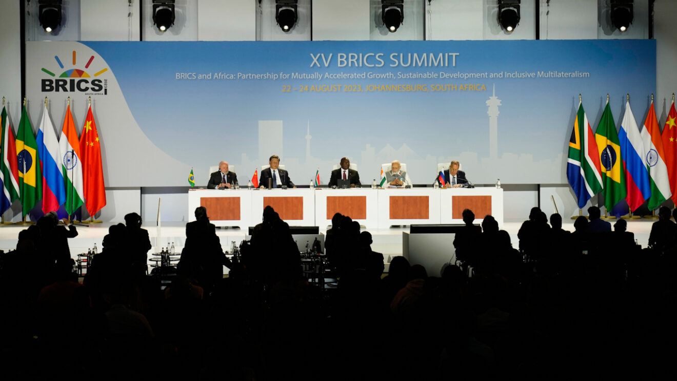 South African President Cyril Ramaphosa (Center) delivers the XV BRICS summit declaration flanked by from (Left) President of Brazil Luiz Inacio Lula da Silva, President of China Xi Jinping, Prime Minister of India Narendra Modi and Russia’s Foreign Minister Sergei Lavrov, in Johannesburg, South Africa, Thursday, Aug. 24, 2023. Photo: Themba Hadebe/AP.