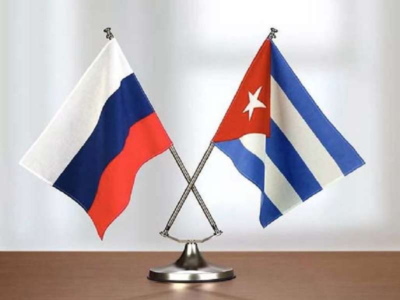 Russian and Cuban table size flags. Photo: EEASTI EESTI!/File photo.