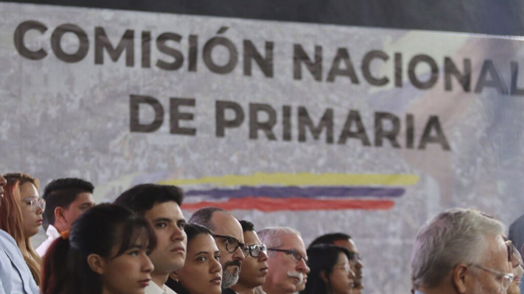 Participants in an event of the opposition's National Primary Commission, with a banner in the background carrying the name of the body. Photo: RedRadioVE/File photo.