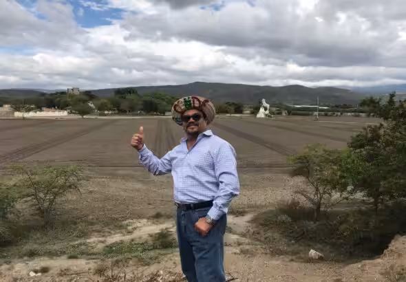 Comedian Benjamín Rausseo, also known as "Er Conde," posing in front of an onion field in Quibor, Lara state in 2018. Photo: X/@ErGuacharo/File photo.