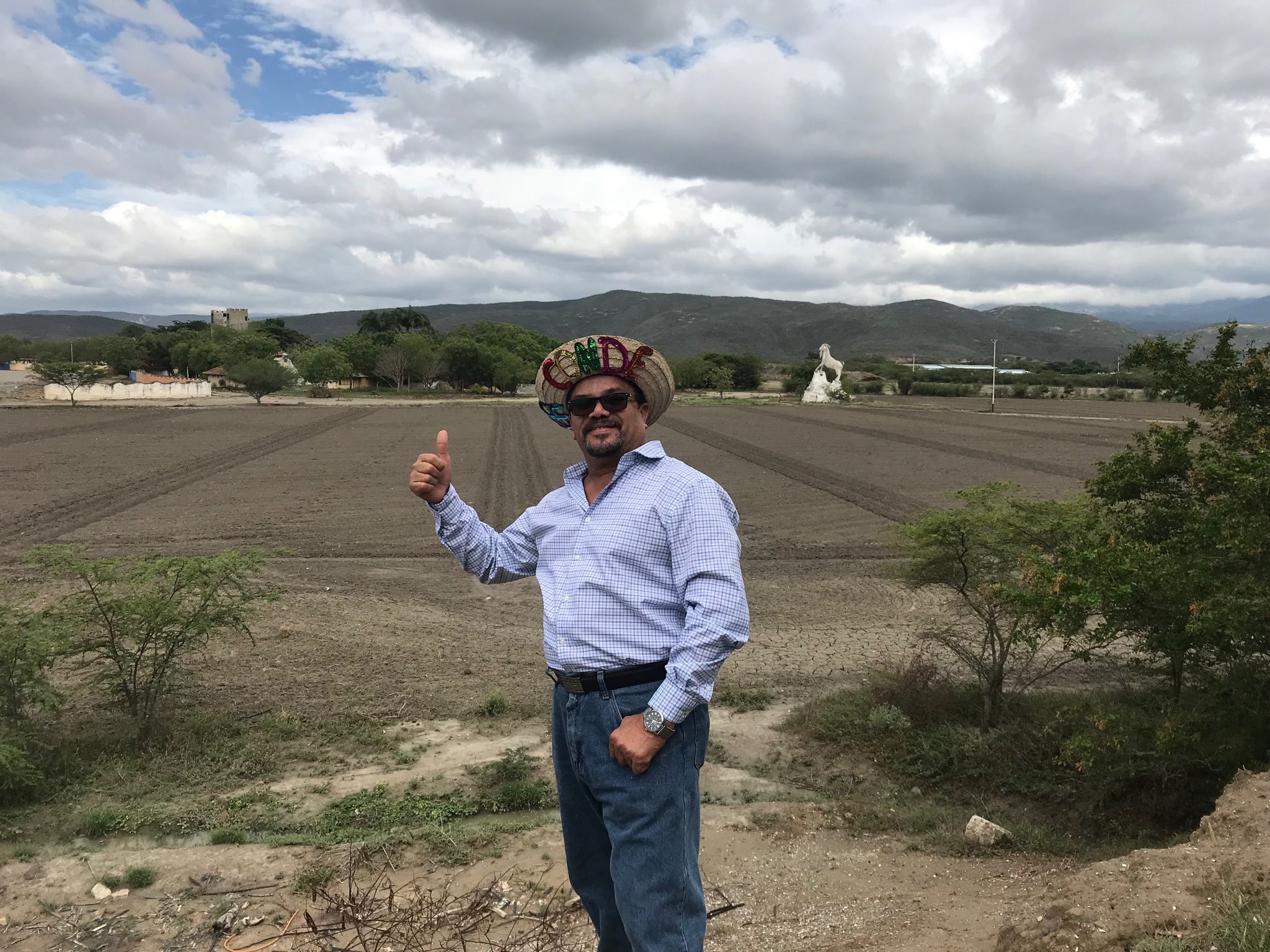 Comedian Benjamín Rausseo, also known as "Er Conde," posing in front of an onion field in Quibor, Lara state in 2018. Photo: X/@ErGuacharo/File photo.