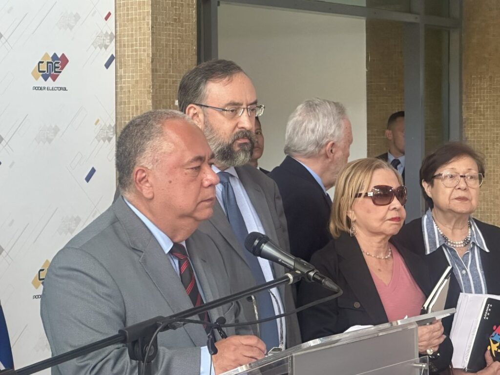 CNE President Elvis Amoroso giving statements to the press, accompanied by Jesús María Casal, head of the opposition CNP. Photo: Contrapunto.
