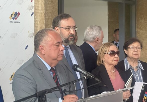 CNE President Elvis Amoroso giving statements to the press, accompanied by Jesús María Casal, head of the opposition CNP. Photo: Contrapunto.