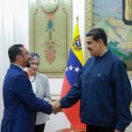 Trinidad and Tobago Energy Minister Stuart Richard Young (left) shaking hands with Venezuelan President Nicolás Maduro (right) at Miraflores Palace, Caracas on August 29, 2023. Photo: X/@NicolasMaduro.