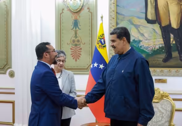 Trinidad and Tobago Energy Minister Stuart Richard Young (left) shaking hands with Venezuelan President Nicolás Maduro (right) at Miraflores Palace, Caracas on August 29, 2023. Photo: X/@NicolasMaduro.