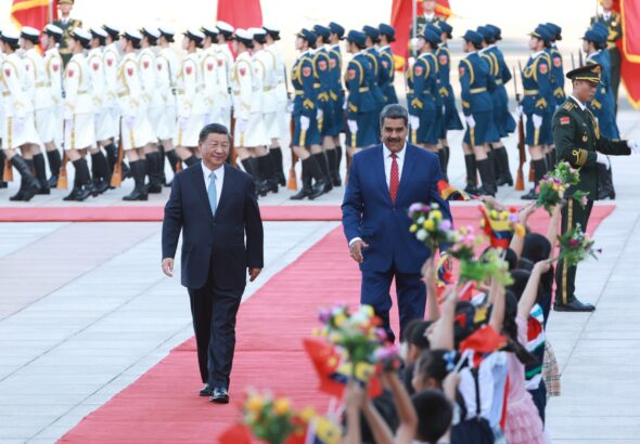 Venezuelan President Nicolás Maduro walking alongside Chinese President Xi Jinping, being greeted by a group of children following the military honors paid to Maduro, at the entrance of the Great Hall of the People in Beijing, on Wednesday, September 13, 2023. Photo: X/@SpokesPersonCHN.
