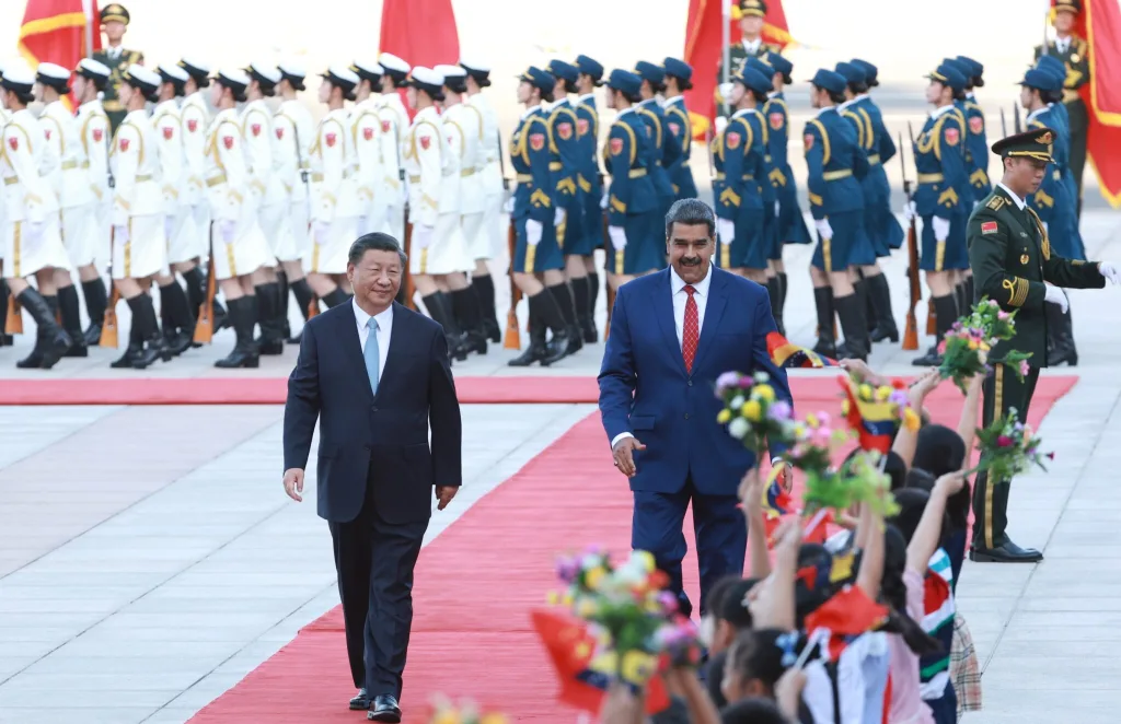 Venezuelan President Nicolás Maduro walking alongside Chinese President Xi Jinping, being greeted by a group of children following the military honors paid to President Maduro, at the entrance of the Great Hall of the People in Beijing, September 13, 2023. Photo: X/@SpokesPersonCHN.