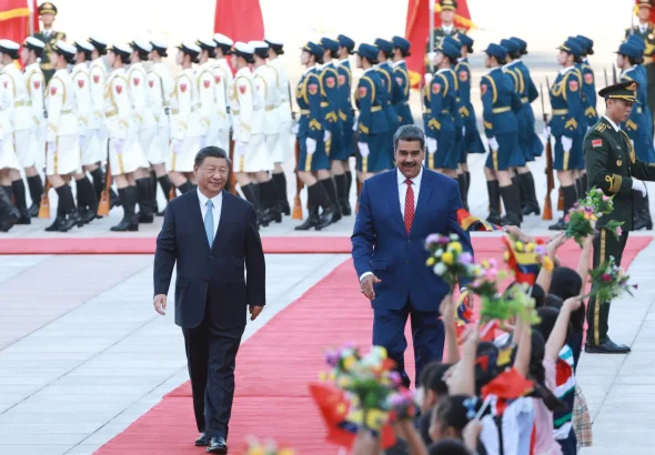 Venezuelan President Nicolás Maduro walking alongside Chinese President Xi Jinping, being greeted by a group of children following the military honors paid to President Maduro, at the entrance of the Great Hall of the People in Beijing, September 13, 2023. Photo: X/@SpokesPersonCHN.